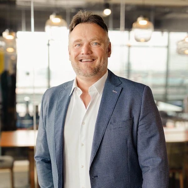 Frank Korf, oprichter en CEO van WorldEmp, poseert in een professionele kantooromgeving.